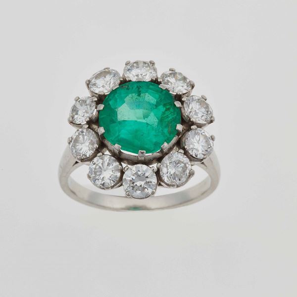 Anello con smeraldo Colombia di ct 3.30 circa, diamanti taglio brillante a contorno per ct 2.50 circa