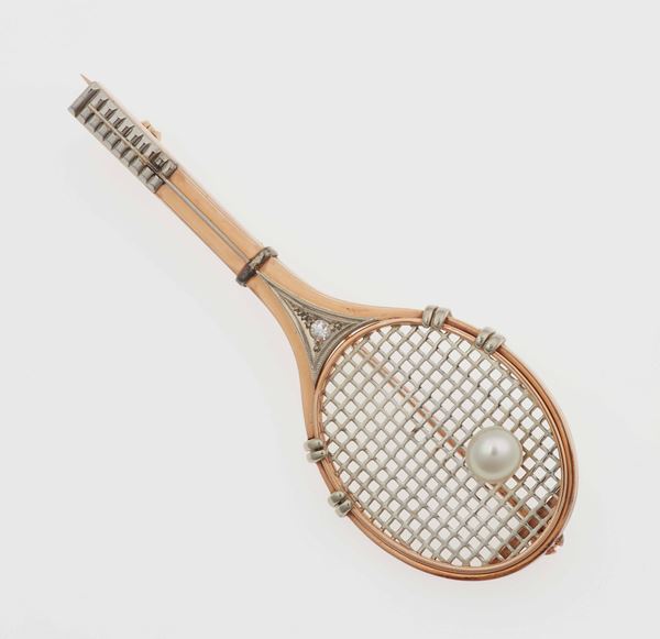 Spilla racchetta da tennis con piccola perla coltivata