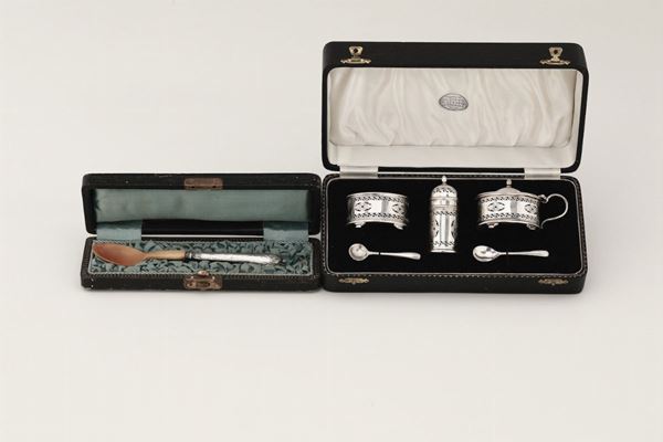 Insieme di cucchiaio da bambino in argento e set sale e pepe in argento entro custodia Zendrini, manifattura del XX secolo