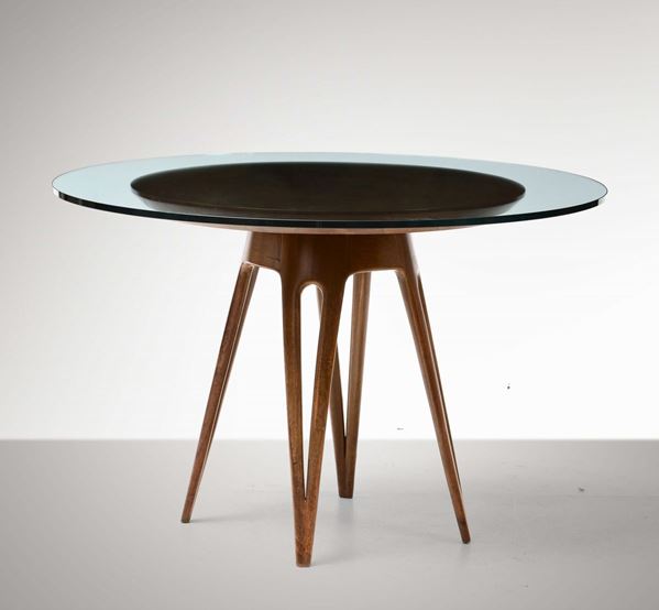 Tavolo rotondo con struttura in legno e piano in cristallo molato.