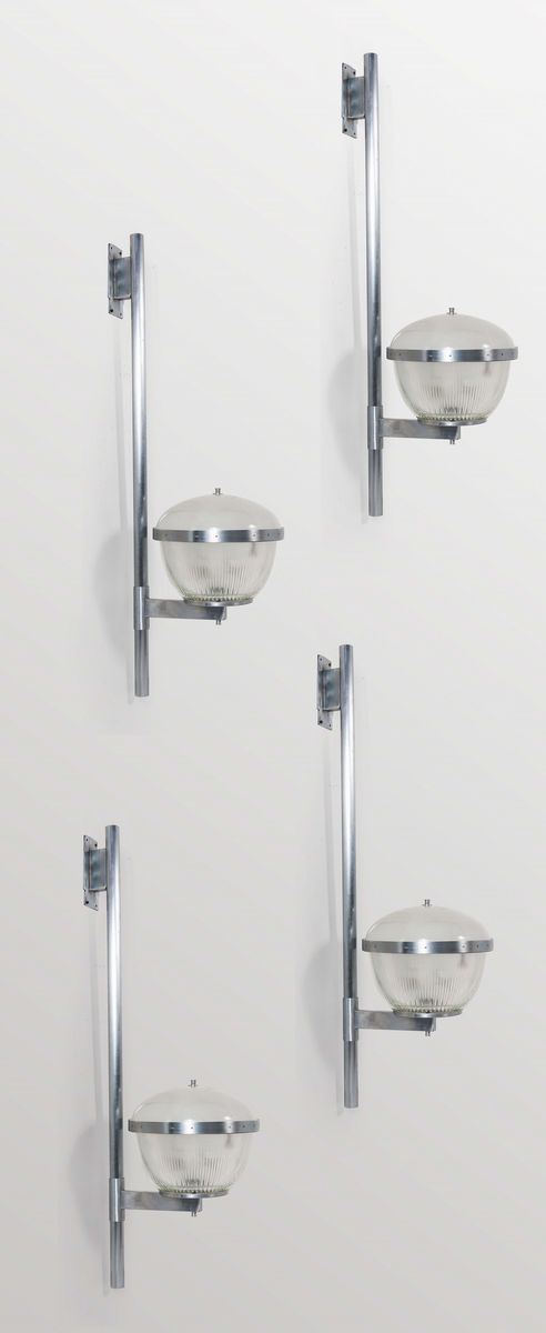 Quattro lampade a parete con struttura in metallo nichelato, diffusore in vetro stampato.