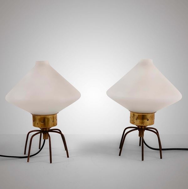 Coppia di lampade da tavolo con struttura in metallo laccato, ottone e diffusore in vetro opalino sabbiato.
