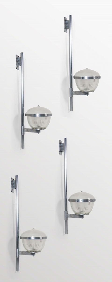 Quattro lampade a parete con struttura in metallo nichelato, diffusore in vetro stampato.