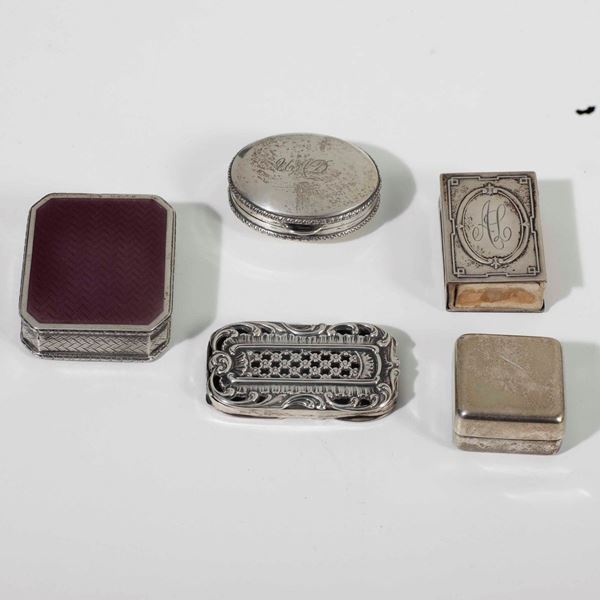 Quattro scatoline in argento di cui una con smalti e un portafiammiferi. Varie epoche e manifatture