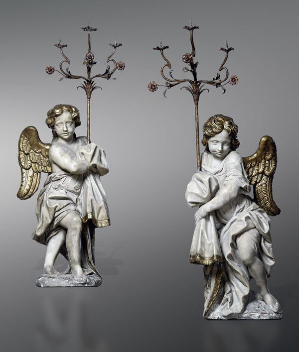 Coppia di angeli reggi torcia scolpiti e dorati, marmo bianco di Carrara, ferro forgiato e dorato. Scultore barocco genovese del XVIII secolo (ambito dei Bocciardo?)