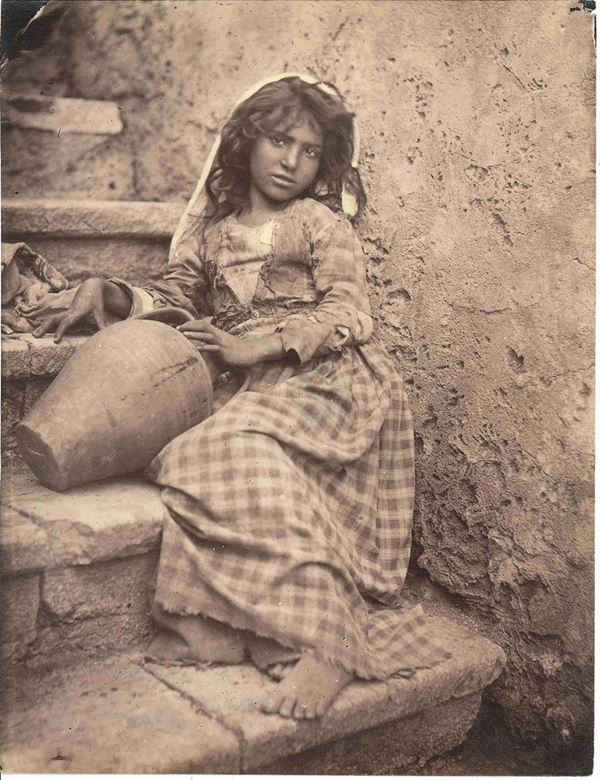 Wilhelm Von Gloeden (1856-1931) Bambina siciliana con orcio, 1880 ca