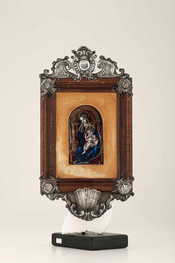 Acquasantiera in argento sbalzato e cesellato su cornice in legno modanato. Probabilmente Genova XVIII secolo (apparentemente priva di punzontatura)