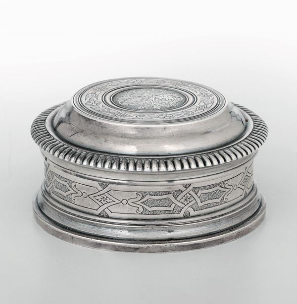 Importante scatola da toelette in argento fuso, tornito, sbalzato e cesellato. Genova primo quarto del  [..]