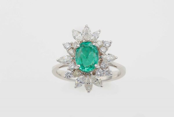Anello con smeraldo taglio ovale e diamanti taglio marquise e rotondo
