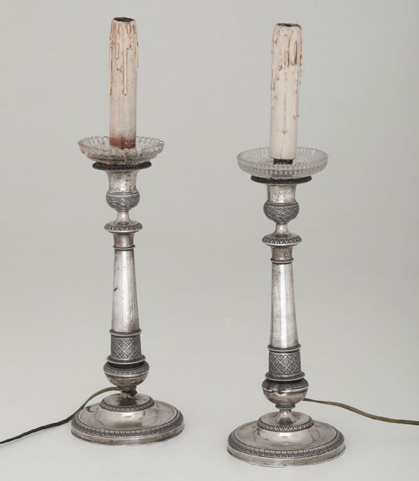 Coppia di candelieri in metallo argentato. Manifattura lombardo-veneta del XIX secolo