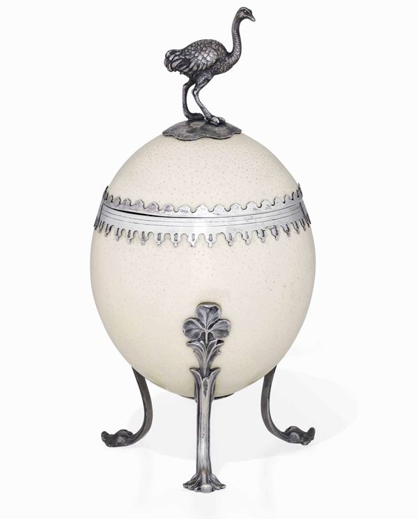 Uovo di struzzo con finimenti in argento. Argenteria artistica milanese del XX secolo. Argentiere De  [..]