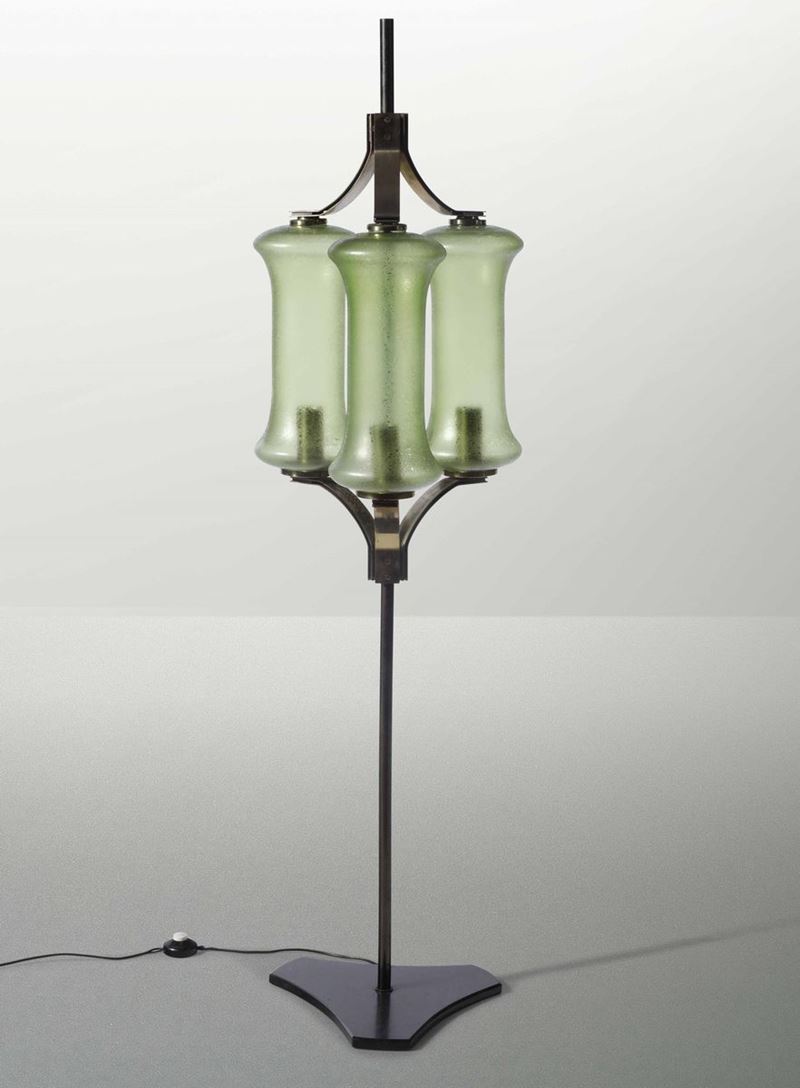 Lampada da terra con struttura in metallo laccato e ottone diffusori in vetro acidato colorato.  - Auction Design Lab - Cambi Casa d'Aste