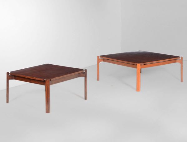 Due tavoli bassi con struttura e piano in legno.