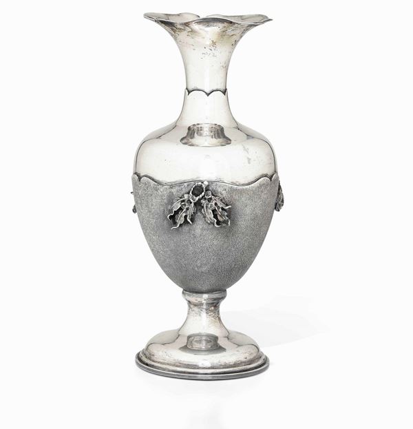 Vaso in argento fuso e cesellato. Argenteria artistica  italiana del XX secolo