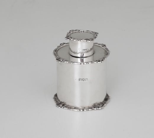 Piccolo tea caddy cilindrico in argento. Londra XIX-XX secolo