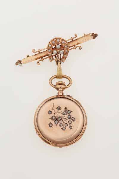 Orologio/spilla con piccole perle e rosette di diamanti