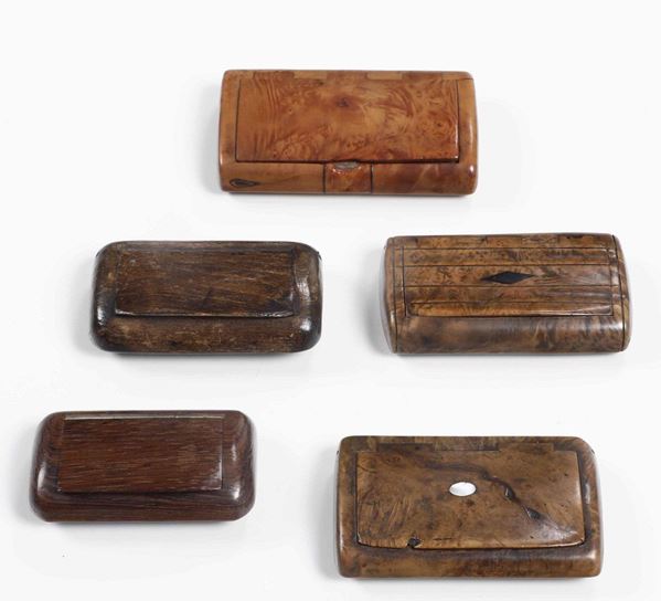 Cinque tabacchiere in legno e radica. Manifattura europea XIX-XX secolo