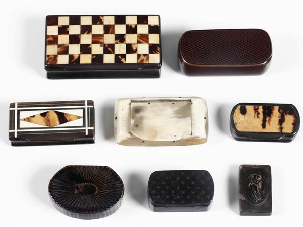 Otto tabacchiere in osso legno e tartaruga. Varie manifatture europee del XIX-XX secolo