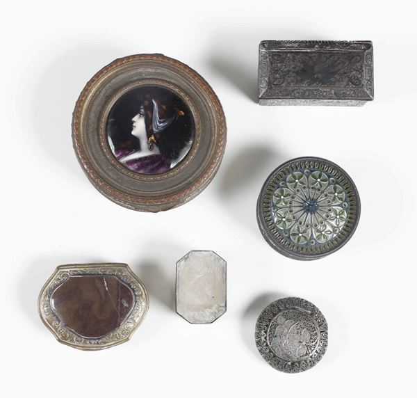 Sei scatole e tabacchiere in metallo e pietre dure, smalti e filigrana. Varie manifatture del XIX-XX secolo