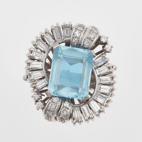 Anello con topazio azzurro di ct 5.20 circa e diamanti a contorno