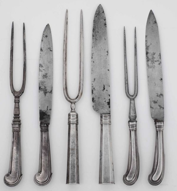 Gruppo di tre coppie di posate composte da forchettone e coltello da arrosto in argento, di cui due Genova inizi XIX secolo uno senza bolli apparenti