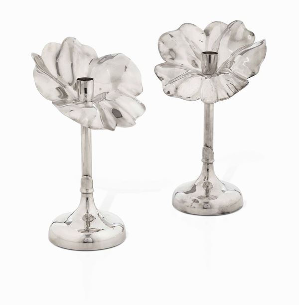Coppia di vasi in argento sterling a forma di fiori, edizione limitata a 75 pezzi, disegnati da Gabriele De Vecchi (Milano 1938-2011) nel 1998