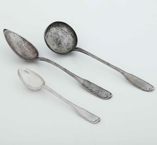 Mestolo, grande cucchiaio da portata e cucchiaio medio servire. Genova XIX secolo