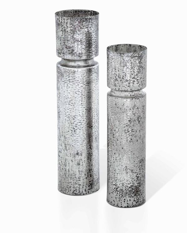 Due di vasi cilindrici in argento martellato. Belluno, anni' 70