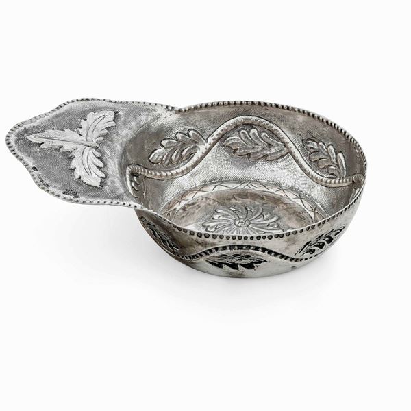 Ciotola con manico in argento cesellato in stile antico, firmata Calderoni, XX secolo
