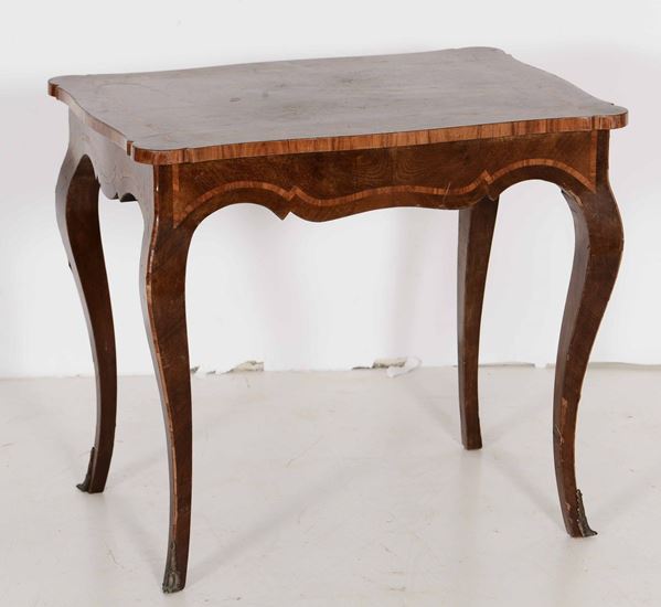 Tavolino in legno lastronato e filettato in stile Luigi XV