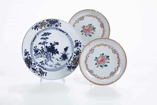 Lotto di tre piatti in porcellana con decori floreali e paesaggio, Cina, Compagnia delle Indie, XVIII secolo