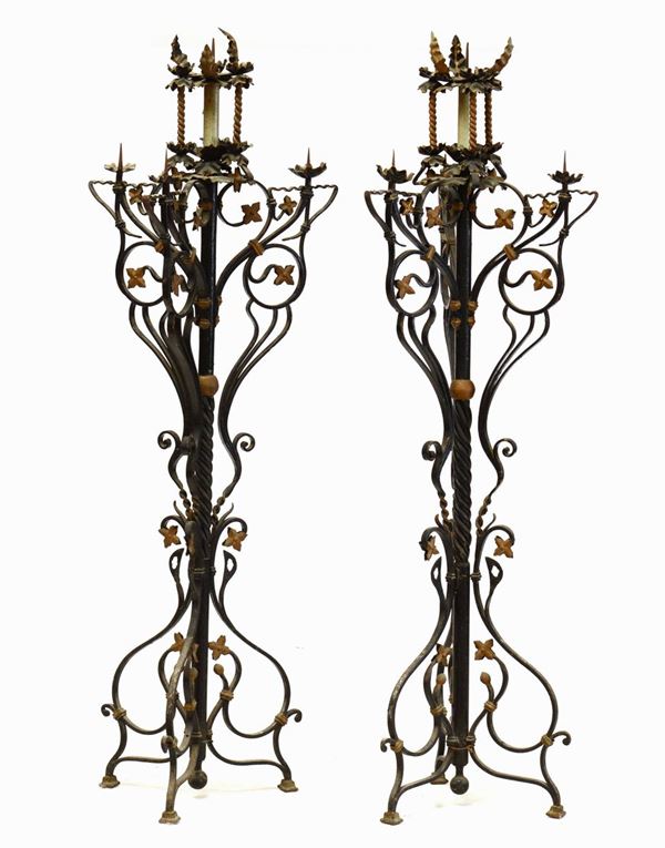 Coppia di candelabri a 4 luci in ferro battuto, XVIII secolo
