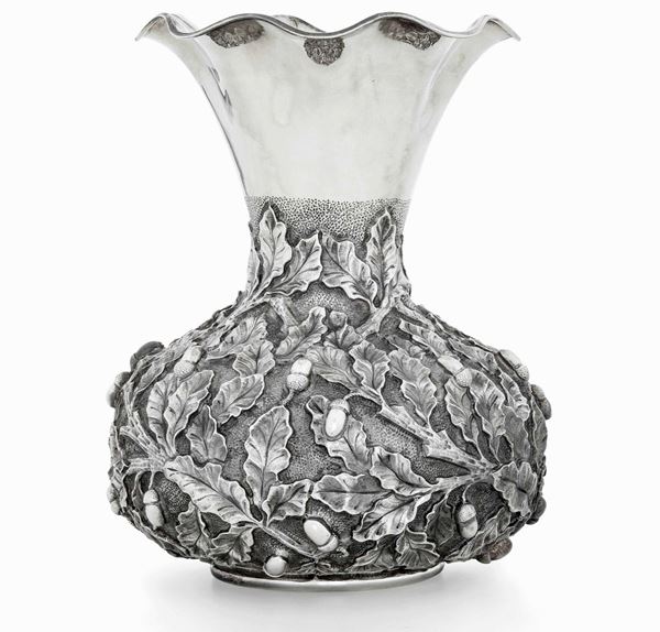 Vaso in argento fuso e cesellato. Argenteria artistica milanese del XX secolo