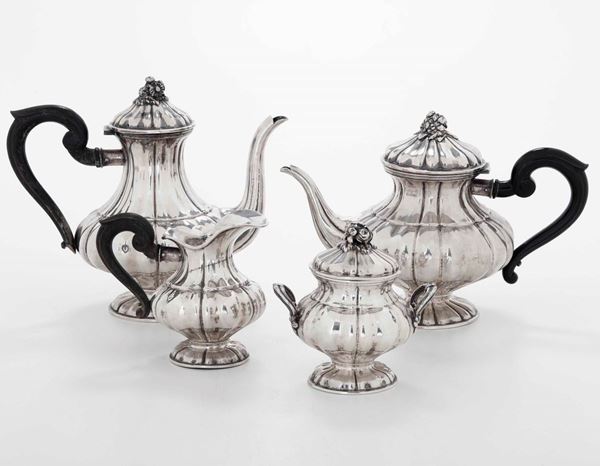 Servizio tè e caffè composto da teiera, zuccheriera e lattiera in argento, manici in legno sagomato  [..]