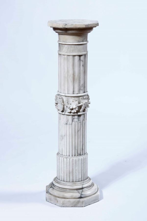 Colonna in marmo bianco