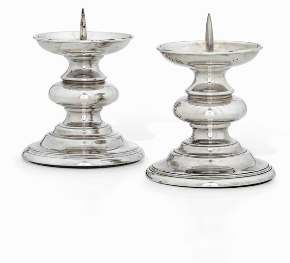 Coppia di candelieri in argento a balaustro. Manifattura artistica italiana del XX secolo. Argentiere Pampaloni Firenze