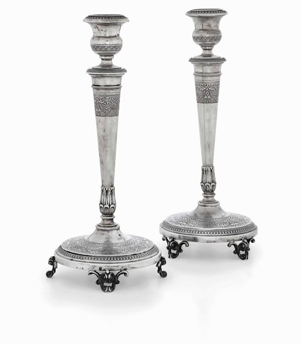 Coppia di candelieri in argento. Argenteria artistica italiana del XX secolo. Argentiere F.lli Cacchione Milano