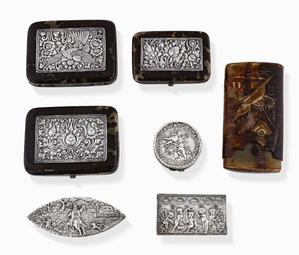 Lotto di otto scatole in argento, metallo argentato, tartaruga e altri materiali. Varie manifatture del XX secolo