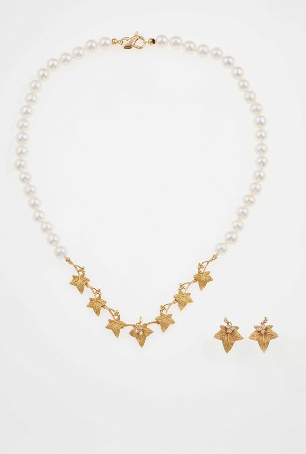 Demi-parure composta da collana ed orecchini con perle coltivate, inserti in oro e piccoli diamanti