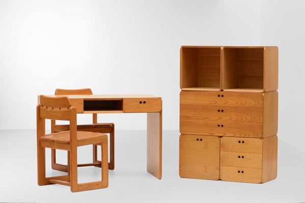 Studio composto da una scrivania, una libreria e due sedie in legno.