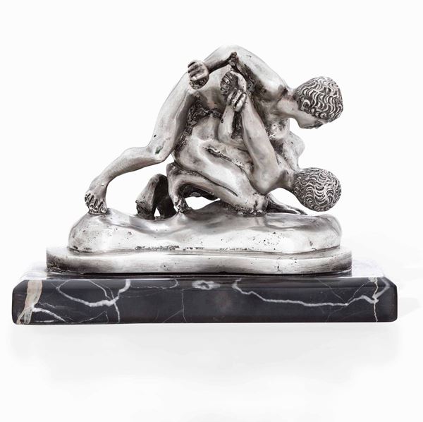 Lottatori di pancrazio. Gruppo in argento fuso e cesellato su base in marmo nero. Argenteria artistica italiana del XX secolo