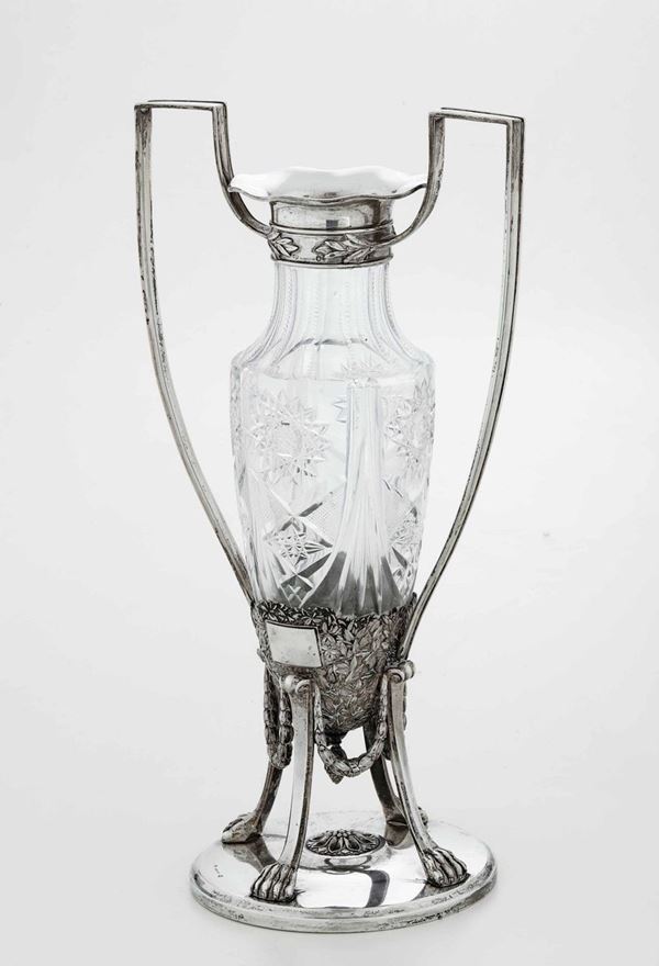 Vaso in argento e cristallo molato. Marchi di Vienna in uso dal 1867 al 1921 ed incusso il nome dell’orafo  [..]
