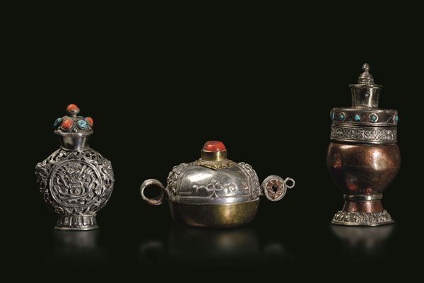 Lotto composto da vasetto con coperchioin bronzo e due snuff bottles in argento e pietre dure, Tibet, XVIII-XIX secolo