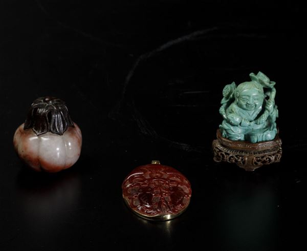 Lotto composto da sculturina in turchese, piccolo contenitore a foggia di zucca in giada e russet e pendente in vetro, Cina, XIX secolo