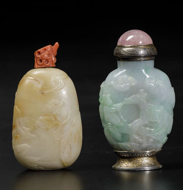 Due snuff bottles scolpite in gadeite e giada con motivi naturalistici a rilievo, Cina, Dinastia Qing, XIX secolo