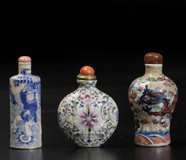 Tre snuff bottles in porcellana a smalti policromi con guerrieri, drago tra le nuvole e fiore di loto, Cina, Dinastia Qing, XVIII-XIX secolo