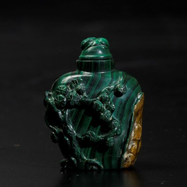 Snuff bottle scolpita in malachite con soggetto naturalistico a rilievo, Cina, Dinastia Qing, XIX secolo