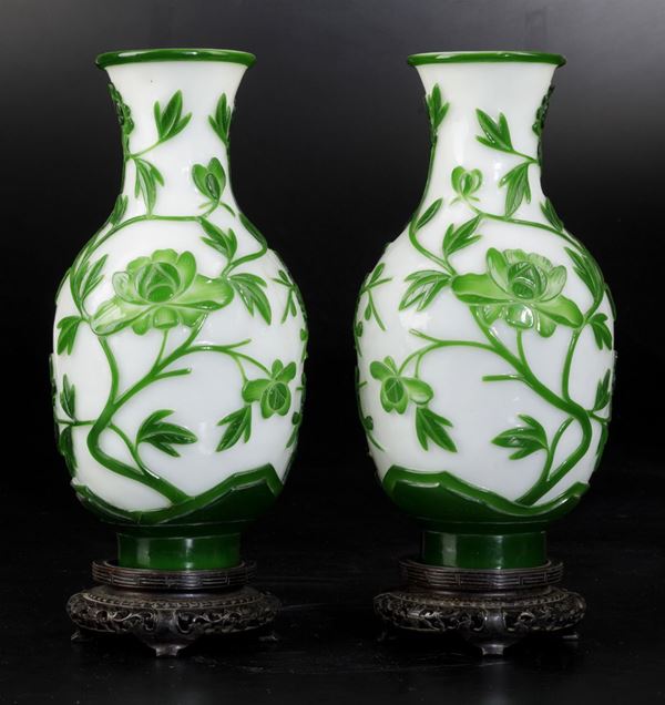 Coppia di vasi in vetro con decori floreali a cammeo sui toni del verde, Cina, XX secolo