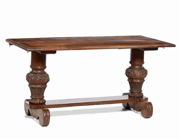 Tavolo in legno intagliato. XVIII-XIX secolo