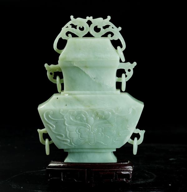 Vaso con coperchio scolpito in giada con anse ad anello e figure di farfalle, Cina